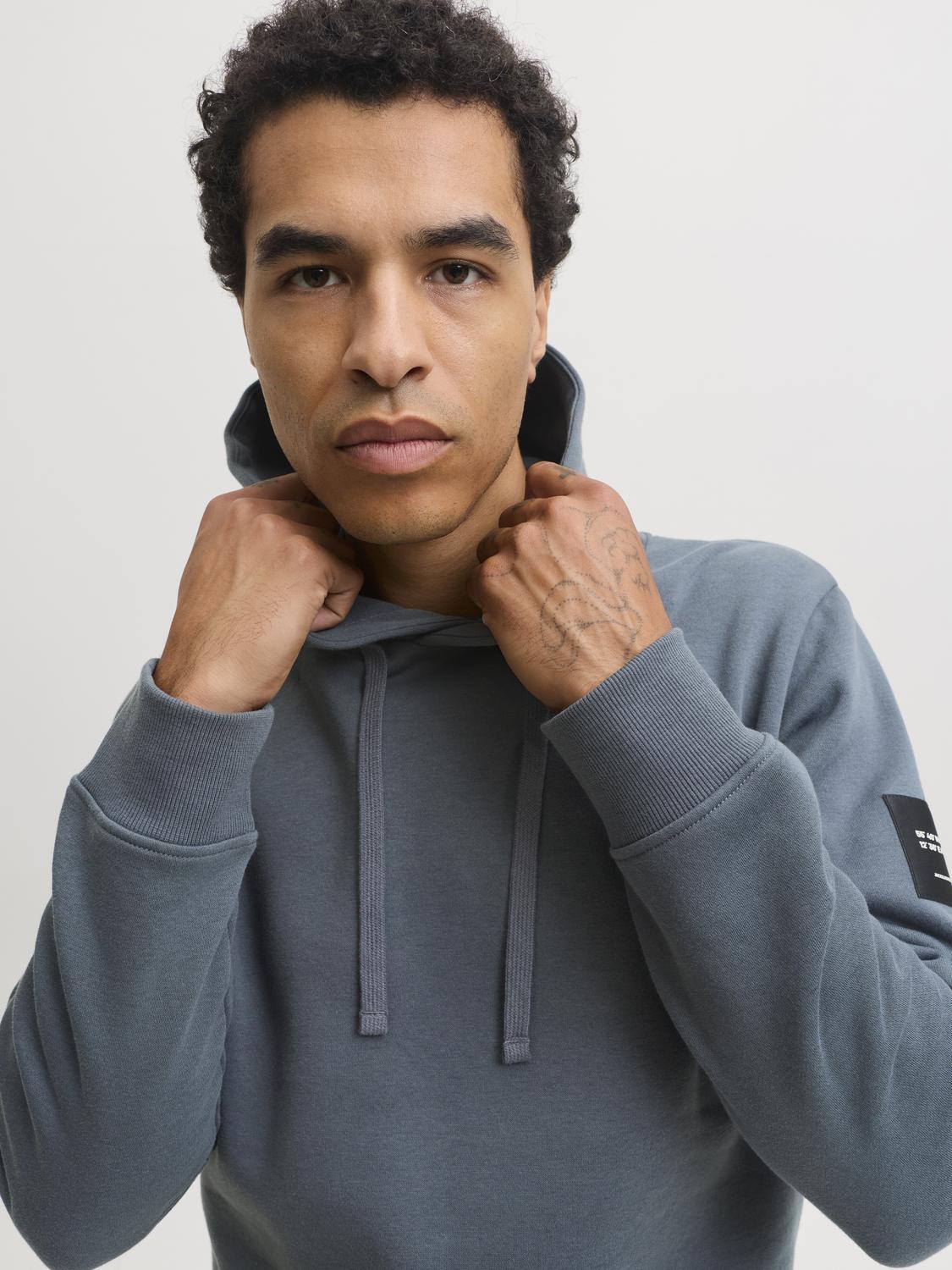 model_shot-creative